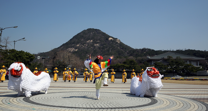 Against the backdrop of Bugaksan, the Korean lion dance (saja-nori) is performed at Fountain Square in front of Cheong Wa Dae (photo: Jeon Han).