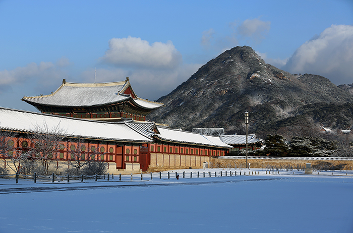 Early in the morning on December 11, an overnight snow shower turns Gyeongbokgung Palace and Bugaksan Mountain into a striking snowscape. (Photo: Jeon Han)