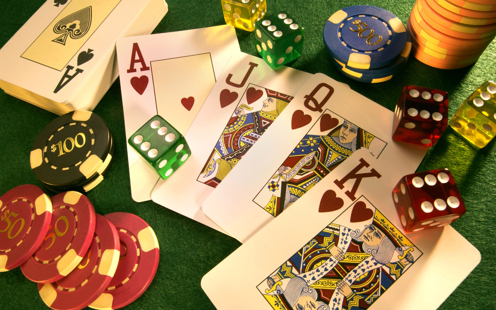 Азартные игры карты на деньги без вложений. Игральный стол в казино. Казино фишки на столе. Стол для карточных игр. Казино обои.