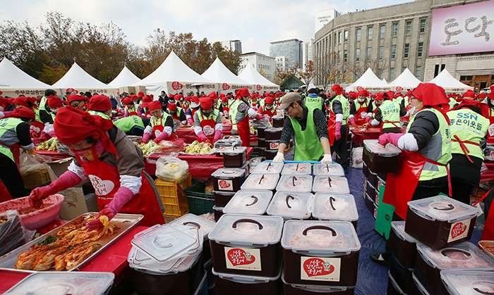 2014 Seoul Kimchi Making & Sharing Festival November 14, 2014 Seoul Plaza, Seoul   Ministry of Culture, Sports and Tourism Korean Culture and Information Service Korea.net (www.korea.net) Official Photographer: Jeon Han This official Republic of Korea photograph is being made available only for publication by news organizations and/or for personal printing by the subject(s) of the photograph. The photograph may not be manipulated in any way. Also, it may not be used in any type of commercial, advertisement, product or promotion that in any way suggests approval or endorsement from the government of the Republic of Korea.  -------------------------------------------- 2014 서울김장문화재 2014-11-14 서울광장 문화체육관광부 해외문화홍보원 코리아넷 전한