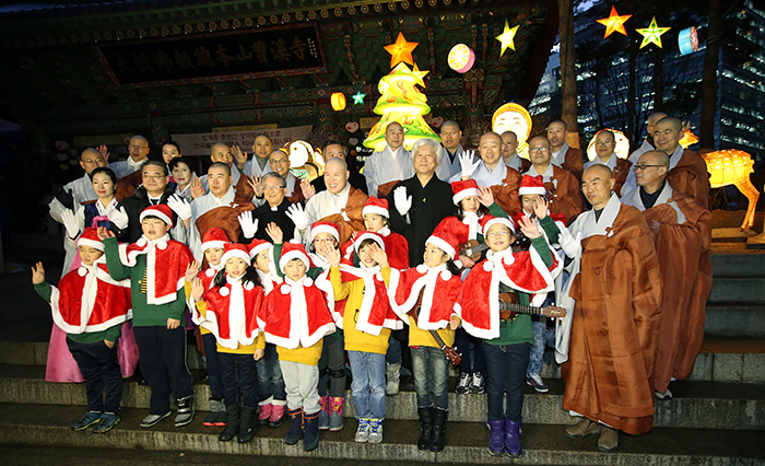 Christmas Tree Lighting Ceremony at Jogyesa Temple December 17, 2014 Jogyesa Temple, Jongno-gu, Seoul Ministry of Culture, Sports and Tourism Korean Culture and Information Service Korea.net (www.korea.net) Official Photographer: Jeon Han This official Republic of Korea photograph is being made available only for publication by news organizations and/or for personal printing by the subject(s) of the photograph. The photograph may not be manipulated in any way. Also, it may not be used in any type of commercial, advertisement, product or promotion that in any way suggests approval or endorsement from the government of the Republic of Korea.  -------------------------------- 조계사, 크리스마스트리 점등식 2014-12-17 조계사 문화체육관광부 해외문화홍보원 코리아넷 전한