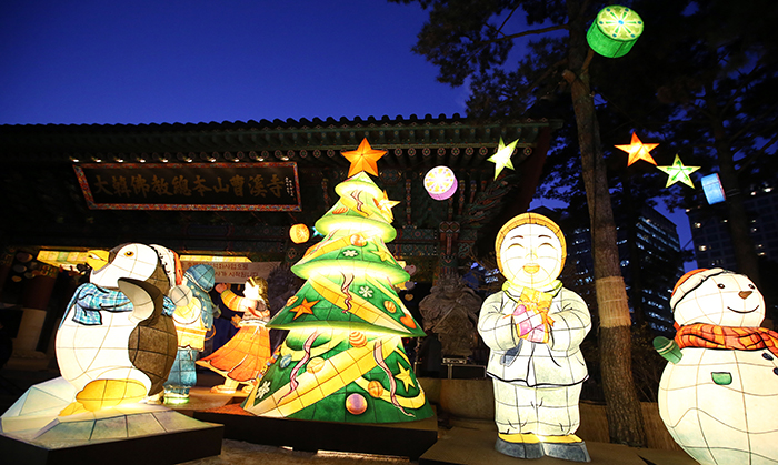 Christmas Tree Lighting Ceremony at Jogyesa Temple December 17, 2014 Jogyesa Temple, Jongno-gu, Seoul Ministry of Culture, Sports and Tourism Korean Culture and Information Service Korea.net (www.korea.net) Official Photographer: Jeon Han This official Republic of Korea photograph is being made available only for publication by news organizations and/or for personal printing by the subject(s) of the photograph. The photograph may not be manipulated in any way. Also, it may not be used in any type of commercial, advertisement, product or promotion that in any way suggests approval or endorsement from the government of the Republic of Korea.  -------------------------------- 조계사, 크리스마스트리 점등식 2014-12-17 조계사 문화체육관광부 해외문화홍보원 코리아넷 전한
