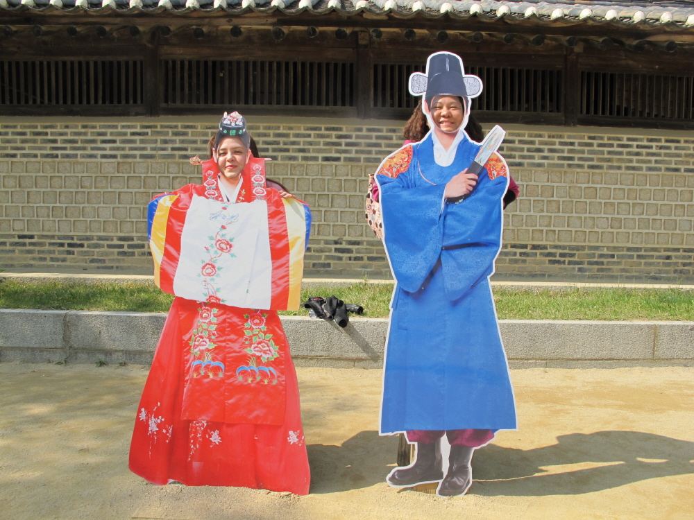 You can take pictures with Korean paper model actors and actresses.