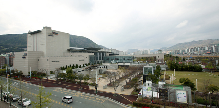The Gimhae Arts and Sports Center has performance halls, exhibition space and sports facilities all at one large complex.