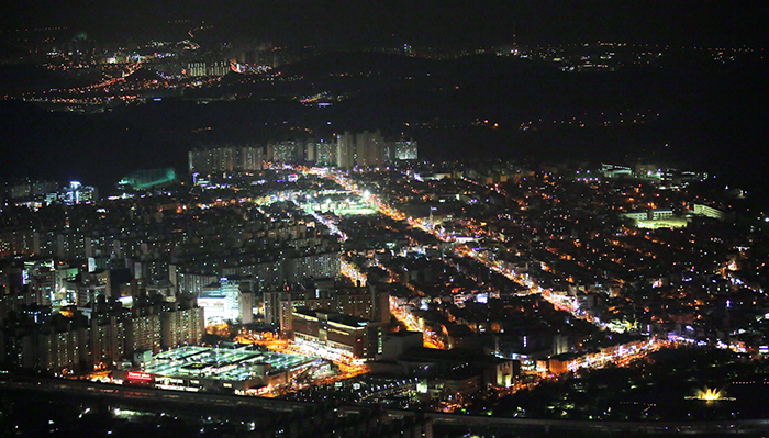 A night view of Gimhae as seen from the Astronomical Observatory atop Bunseongsan Mountain.