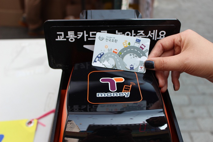 Passengers with a T-Money card can pay their fare within 0.5 seconds.