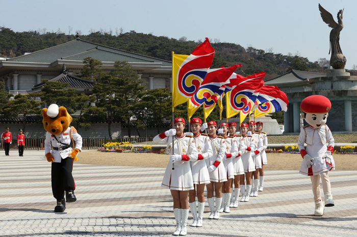 The Women’s Military Honor Guard performs at Fountain Square in front of Cheong Wa Dae on April 13 (photo: Jeon Han).