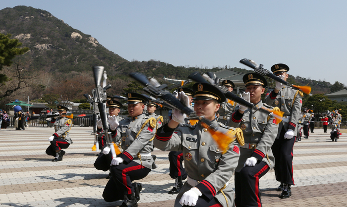 The Military Honor Guard of the Defense Ministry gives a demonstration in a restrained and disciplined manner at Fountain Square in front of Cheong Wa Dae (photo: Jeon Han).