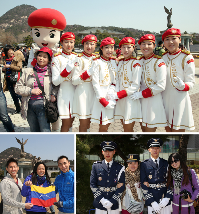 Foreign tourists smile wide with members of the Military Honor Guard during a photo session on April 13 (photo: Jeon Han). 