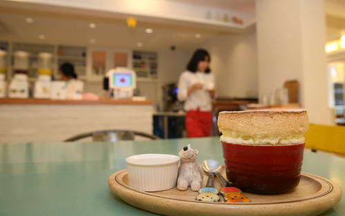 Tasty soufflé is served at Café Lepure on Garosu-gil (photo: KOCIS).