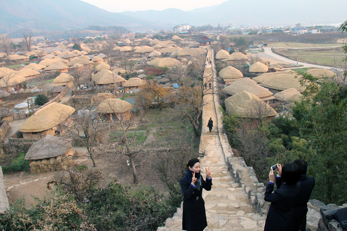 The Nakaneupseong is a large cluster of rustic thatch-roofed houses covering some 220,000 square meters. 