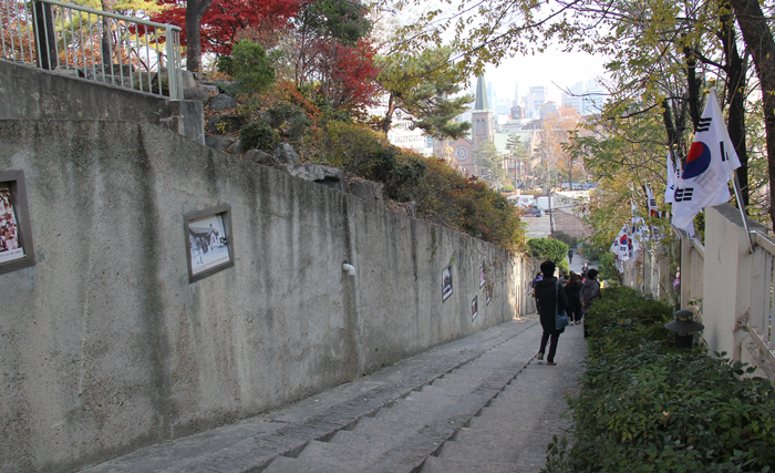 On both sides of the Cheongna Hill hang photographs of the the March First Independence Movement. 