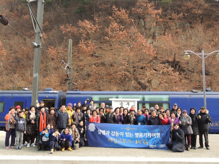 Seungbu Station is one of the most isolated locations in Korea. Surrounded by beautiful mountains, the station exudes great tranquility and peace early in the morning.