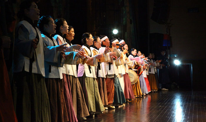 A scene from the Arirang-themed musical titled The Melodies of Utopia performed at Jeongseon Culture and Arts Center in Jeongseon County, Gangwon-do, the origin of Jeongseon Arirang (photo courtesy of KTO). 