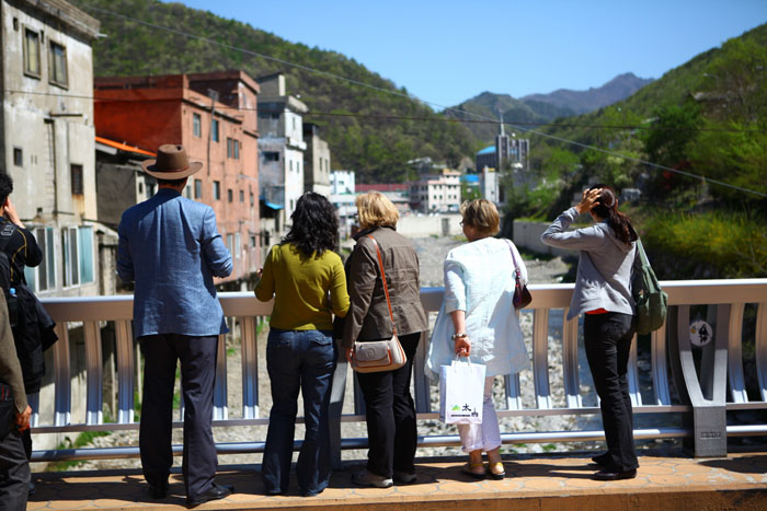 Participants of the FAM tour look at the old mining town near Cheoram Station, where houses were built near the stream due to lack of flat land, a rare scene in Korea (photo courtesy of KTO).