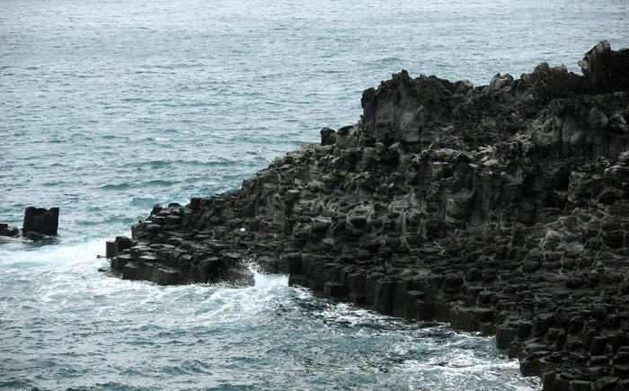 The columnar joints of the Jusangjeolli Cliffs are part of the Jungmun Tourism Complex on the southern coast of Jeju Island.