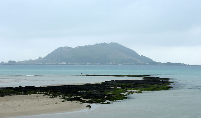 The Hyeopjae Beach has it all: crystal clear water, white sand, black rocks and green seaweed. The beach shows the true colors of the island.