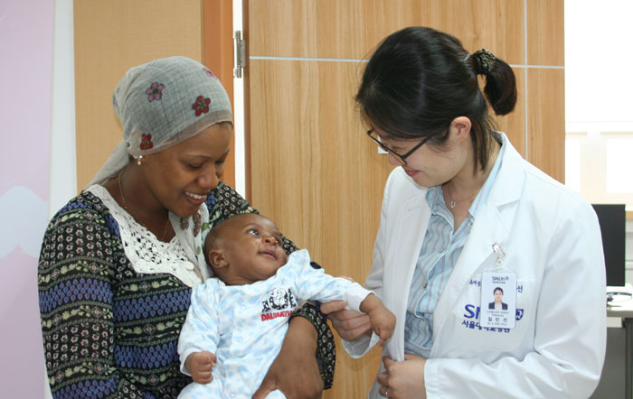 A mother and child receive medical treatment in the pediatrics department at the Healthy Neighbor Center of the Seoul Red Cross Hospital. (photos courtesy of the Seoul Red Cross Hospital)