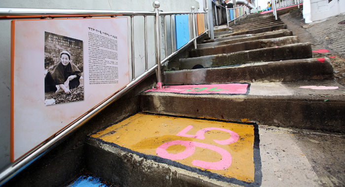 The neighborhood of Seopirang Village, meaning, "Western Hill Village," in Tongyeong, Gyeongsangnam-do, has a 99-step stairway with artwork and statues along its way. 