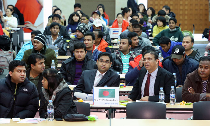 Foreign workers and members of multicultural families listen to a lecture as part of a financial consultation program in Seoul. (photo: Yonhap News)
