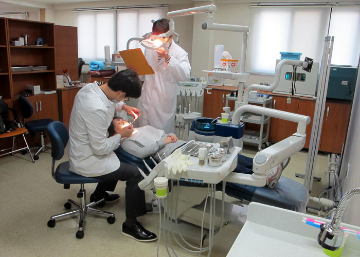 A patient receives dental care at the Seoul Global Migrant's Center.