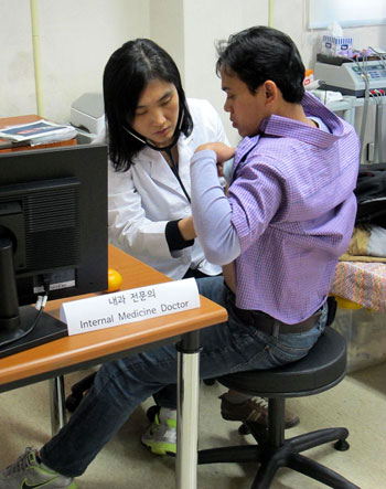 A patient receives medical treatment at the Seoul Global Migrant's Center. (photos courtesy of the Seoul Global Migrant's Center)