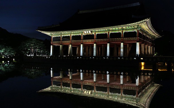 Gyeongbokgung_night_opening_01