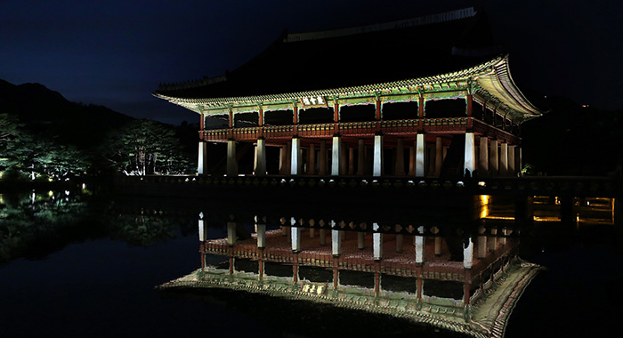 Gyeongbokgung_night_opening_01